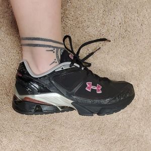 Womens under Armour sz 8 Sneakers pink/Black